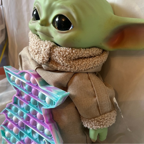 Star Wars Madalorian 11in plus free pop it toy included - Picture 4 of 10